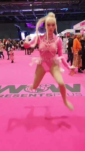 This is my formal apology to @rupaulsdragcon for ripping the pink carpet! Sorry @rupaulofficial! #rupaul #rupauldragrace #dragcon #rupaulsdragraceuk #rpdr #rpdruk #dragqueen #drag #queen #JennaG #oops #funny #heels #pinkcarpet #splits