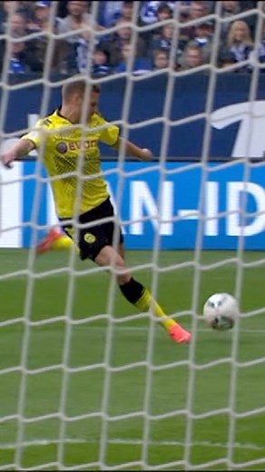 Legende Lukasz macht’s mit Links im Derby. 💥@lukaszpiszczek_lp26 | Borussia Dortmund