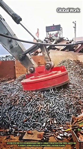 폐기 부품 및 고철 재활용을 위한 굴착기 부착형 전자석 리프터 공정 #worker #process #industry #machinery #demolition