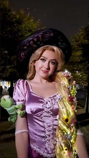🧙‍♀️💐 WITCHY RAPUNZEL + PASCAL cosplays WITH GLOWING WIG ⭐