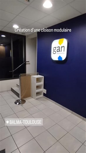 Menuiserie Duramen on Instagram: "🔨 intégration d'une cloison modulaire avec habillage en panneaux acoustiques revêtu de tasseaux. #menuiserie #cloisonmodulaire #surmesures #agencementintérieur #habillagemural"