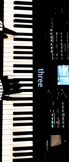 Learning the C♯ scale (2 octaves) with the Piano Phantom.#easypiano