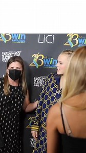 581K views · 582 reactions | Jojo Siwa, bir muhabirin belirgin dekoltesinden gözlerini alamadı ve tabii ki yaptığı şey gözlerden kalmadı. | Ikonlar | Facebook