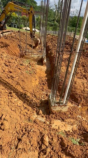 Empezando proyecto nuevo 🙌🏻 Esta construcción ya habia sido empezada, nosotros la terminaremos. Estaremos realizando unas zapatas que faltaban. Tambien la tubería eléctrica y sanitaria. El piso es continuo con un techo. Estaremos subiendo contenido de este proyecto para que vean los pasos a construir de una casa. 🏡 | Bernelix General Contractors