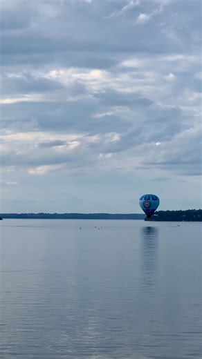 HOT AIR BALLOON "KISSES" MALLETTS BAY 🎈💋 I was on edge while watching this hot air balloon last weekend. Was something wrong? Was it going to splash land? What was happening? Naturally, I started taking video on my phone. What I captured on video was nothing short of amazing as the hot air balloon nuzzled its basket right up to the water all as the big balloon hovered over boats and paddle boarders alike. All I could hear was the "whooshing" of the flames going back into the balloon as it star