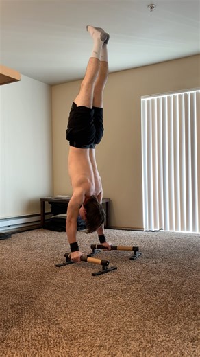 Getting more comfortable with my shoulders extended | #calisthenics #handstandbalance #handstand