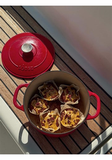 I beg yall to use a scale for baking!! It’s honestly the number one tip I give people. It makes such a big difference. And who likes doing dishes… Not me!🙅‍♀️🙅‍♀️