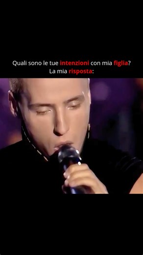 GNOCCABURGER™ 🇮🇹 on Instagram: "🎼👽 curiosità assurda dal mondo della musica 🎤 questa immagine risale al 2001 ed è tratta da una delle esibizioni più iconiche di vitas, durante il brano “the 7th element” 😮 il cantante russo è diventato una vera leggenda di internet anni dopo, grazie alla sua incredibile estensione vocale di cinque ottave, al look quasi alieno e ai movimenti di scena fuori da ogni schema 👀 nel periodo di massimo successo si diceva addirittura che la sua voce fosse così pote