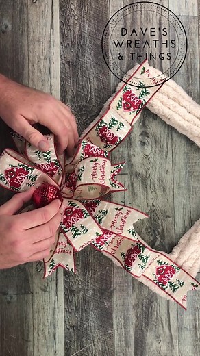 Christmas Yarn Square Wreath - Wreath DIY - #daveswreaths #daveswreathsandthings #christmas #christmaswreath #howtomakeawreath #wreathmaker #wreathmaking #howtomakeabow #christmasdecor #christmaswreathdiy #wreathdiy