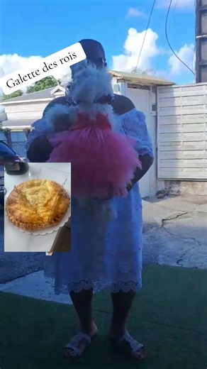 PEARLY ET LA GALETTE DES ROIS#petitchien #amour #danse #Humour