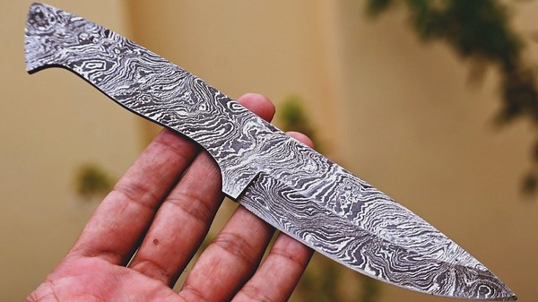 Crafting Damascus Hunting Knife: Stunning Patterns and Superior Blade Performance