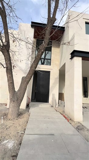 🏡 CASA DE LUJO EN VENTA – SAN ALBERTO, SALTILLO 💰✨ A estrenar 📐 420 m² terreno | 379 m² construcción 🛏️ 4 recámaras (una en planta baja) 🛁 4.5 baños 🌿 Jardín | 🍽️ Cocina integral | 📚 Estudio | 🧺 Cuarto de servicio 🌟 Residencial con alberca, tenis, gimnasio, áreas verdes y seguridad 24/7. Vive en una de las zonas más exclusivas de Saltillo. 📲 María Boiko 844 456 8215 #casa #viral #saltillo #coahuila