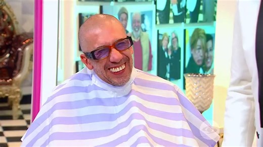 #SábadosFelices | El no tener cabello no es un impedimento para que Jairo Ordóñez esté en Al Pelo con Norbert, en donde habla sobre cómo prepara sus personajes, sin embargo, la tarea le queda difícil por causa del entrevistador. Revive el capítulo completo en www.caracoltv.com | Caracol Televisión