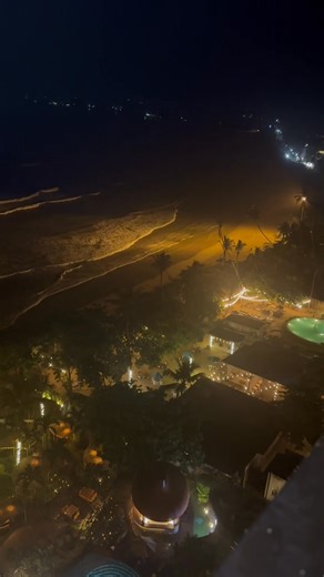 🌊 Ever notice how the sound of the ocean instantly calms your mind?It’s not just your imagination—ocean sounds actually support your brain’s ability to process information more clearly and calmly. 🧠✨ 🔹 How it works: The rhythm of ocean waves creates a type of “pink noise”—a natural sound frequency that has been shown to help balance brain wave activity. This gentle auditory backdrop encourages the brain to shift into alpha wave states, which are associated with: 🧘‍♀️ Deep relaxation 🧠 Incre