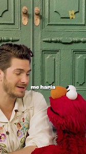 Andrew habló con Elmo sobre como se siente tras perder a su madre. Elmo y todos nosotros te amamos, Andrew. #Thatspiderguy Créditos del video subtitulado a SensaCine Latinoamérica. | Andrew Garfield The amazing Spider Man
