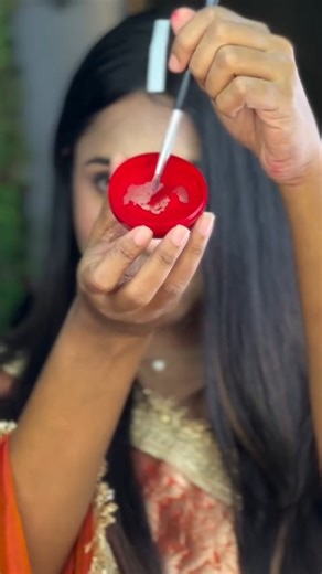 Shivi_beautyverse on Instagram: "Sindoor Hack 🔴✨... Sindoor lagana mushkil lagta hai? 😳🔴 Ye simple sindoor hack try karo 😍 Perfect line • no mess • easy control ✨ Everyday ke liye quick & clean trick 🔥 Aap ye hack try karoge? YES 🔴 / SAVE 🔖 comment karo 👇 Follow for more beauty & desi hacks 💖 @shivi_beautyverse . . . . . . #SindoorHack #BeautyHack #DesiBeauty #EverydayMakeup #ShiviBeautyverse"