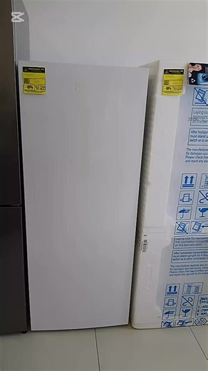 Frižider BEKO RSSA290M41WN Cena sa popustom do 28.03. 🔥27. 540din🔥 Ovaj samostojeći frižider kapaciteta 282 l predstavlja praktično rešenje za domaćinstva kojima je potreban prostran i jednostavan uređaj za čuvanje hrane. Sa statičkim sistemom hlađenja i ručnim odmrzavanjem, obezbeđuje pouzdan rad uz minimalne potrebe za održavanjem. Unutrašnjost je funkcionalno organizovana – frižider poseduje 4 police, 1 fioku za voće i povrće i 5 polica na vratima, što omogućava lako razvrstavanje i pristup