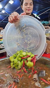 562K views · 5.8K reactions | สูตรเด็ดที่ไหนก็ขายดี 100ตัวไม่พอ ทั้งต้มทั้งตักทำไม่ทัน สาวสวยช่วยกันทำ | Puklak channel | Facebook