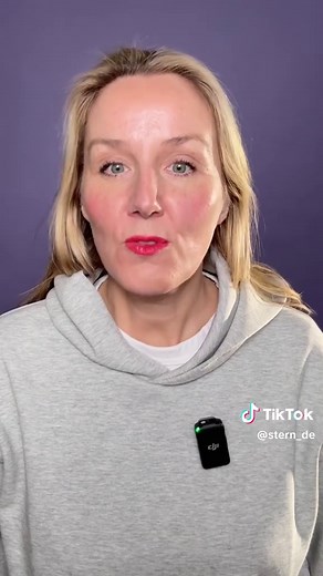 Hat Karl Lagerfeld die Jogginghose wirklich verurteilt? 👀👖 Der berühmte Spruch über „Kontrollverlust“ wird ihm bis heute zugeschrieben – aber hat er ihn wirklich so gesagt? Was stimmt: Bequemlichkeit war nicht sein Ideal. Was auch stimmt: Die Jogginghose hat sich davon null beeindrucken lassen und ist vom Sportplatz bis auf den Laufsteg marschiert. Vom Tennis-Outfit über Rocky, Juicy Couture bis Zoom-Meeting: Kaum ein Kleidungsstück hat so viele Imagewechsel hingelegt – und am Ende trotzdem ge