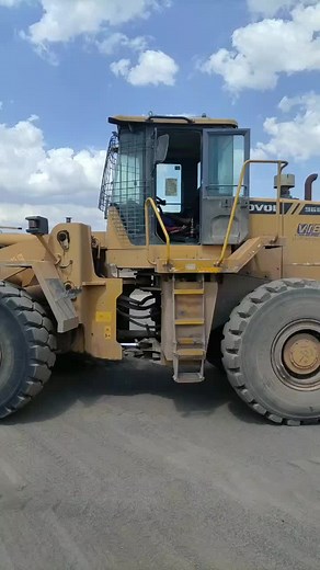 Understanding Wheel Loader Controls in Construction
