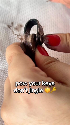 Get rid of the clutter with KeySmart Mini 🔑 #keysmart #keysmartmini #minimalism #keyorganizer #keychain #amazonfinds #technews #LifeHack #essentials #assemble | KeySmart