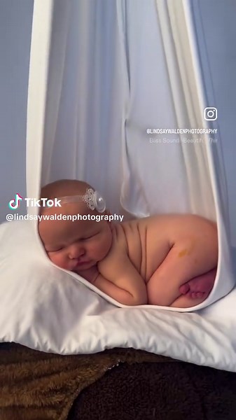 Behind the Scenes: The Art of a Composite Ever wondered how we create those dreamy, whimsical newborn scenes? It all starts with a safe, simple setup in the studio, then transforms into a breathtaking piece of art. Every detail is customized to tell your baby’s story. #NewbornComposite #FineArtNewborn #DallasPhotography