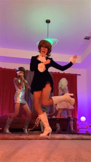 ⚡️ Storm Calysta ⚡️ on Instagram: "We have Austin Powers at home. ☮️🤓🇬🇧 #austinpowers #halloween #halloweencostume #cosplay #costume #vintage #retro #1960s #1970s"