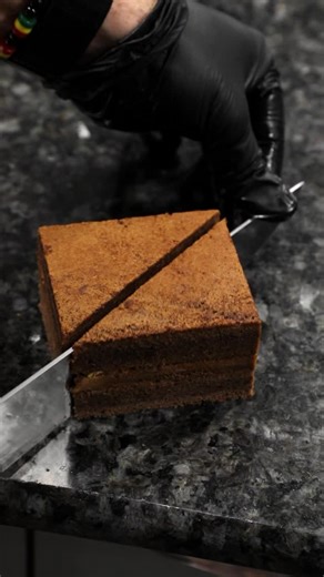 Lotfeels Lab on Instagram: "Même un brownie a droit à une vraie exécution 🤎 Réalisé lors de la masterclass gâteaux de voyage du chef @isamrousi 🧑🏻‍🍳 #pastry #masterclass #brownies #chocolat #caramel"