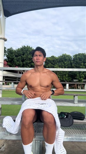Testing out the Nike Radical AirFlow 💨💦❄️ 🙋🏻‍♂️หลักการที่ Nike ออกแบบเสื้อตัวนี้มาคือ 👉🏼เหงื่อที่ออกมา เมื่อระเหย จะช่วยทำให้ตัวเราเย็นขึ้น 👉🏼รูเล็กๆที่ออกแบบมา เพื่อดึงอากาศ เข้ามาให้เร็วขึ้น ตรงผิวหนังของเรา ☀️เมื่อเช้าผมใส่วิ่งตอน 8.30น ❤️‍🔥รู้สึกได้เลยว่าเย็นขึ้นจริงๆ 🙋🏻‍♂️ใครอยากลองเสื้อ Nike Radical AirFlow บ้างครับ? 👉🏼sizing แอบพอดีตัว ผม 178cm หนัก 70kg ใส่ ไซส์ L