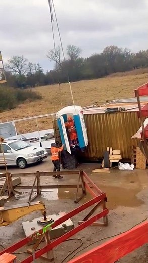 #MuncitoriiZilei #ZborLaToaletă #UmorDeȘantier #RâziȘiContinua #ViațaLaMuncă #PauzăCuAventură #fyp