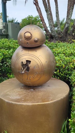 The Droids You're Looking For? #waltdisneyworld #hollywoodstudios #starwars #droids #r2d2 #bb8