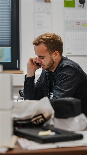 elektro_buegers_gmbh on Instagram: "Dieser Sensor verändert dein Smart Home. Wasser, wo es nicht sein soll, ist kein kleines Problem, sondern schnell ein teurer Schaden. Genau hier setzt diese Lösung an: Ein im Boden eingelassener Wassersensor erkennt sofort, wenn Wasser austritt, zum Beispiel bei Waschmaschine oder Spülmaschine. In dem Moment bekommst du eine Meldung aufs Handy. Keine Verzögerung, kein Rätselraten, einfach klare Information. Der Sensor kann mehr als nur Alarm schlagen. In der D