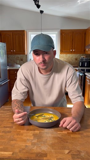 Potage à la citrouille, au lait de coco et à l’ail rôti Ingrédients : -4 tasses de citrouille -4 tasses de bouillon de légumes -1 tasse de lait de coco -1 oignon -1 tête d’ail -1 c. à thé de paprika -1 c. à thé de curcuma -Huile d’olive -Sel et poivre -Beurre -Coriandre fraîche -Piment thaï (facultatif) Instructions : 1-Couper le dessus de la tête d’ail, l’enrober de papier d’aluminium, saler et poivrer. Arroser d’un filet d’huile d’olive, puis enfourner à 400 °F pendant 30 à 40 minutes. 2-Coupe