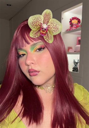 Tutorial de maquillaje floral en verde, rosa y rojo