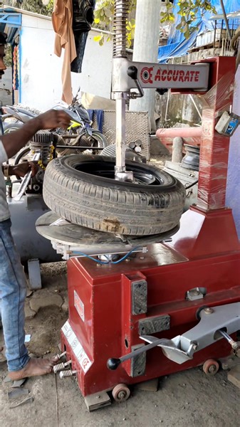 2.3K views · 18 reactions | Car Tyre Automatic Changer Machine me Tyre Kaise Fitting Kare ? | Tyre Remolding | Facebook