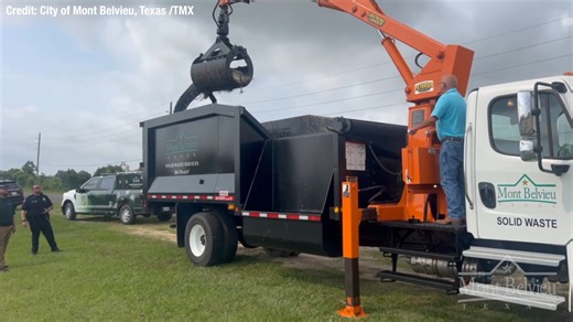 1.6M views · 5.9K reactions | 'SEE YA LATER, ALLIGATOR!'  A 12-foot alligator went airborne on Monday as a grapple truck removed the reptile from a ditch. More details: https://bit.ly/3Kxu6Yy | WFLA News Channel 8 | Facebook