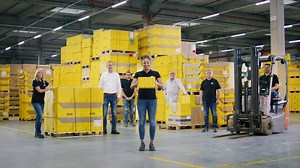 La partnership HELLA inizia con una scatola gialla Avete 2 minuti? Allora scoprite con noi quanta esperienza, passione e visione contiene la nostra scatola gialla. Non contiene solo pezzi di ricambio e attrezzature per l'officina di alta qualità, ma anche un sacco di know-how e competenza OE che vi renderanno più veloci e redditizi. Vi piacerebbe venire con noi nel futuro? 👍 Sì, certo! 💛 Logico! ✌️ Sicuramente! | HELLA