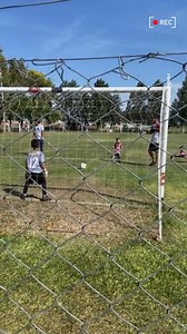 🥅⚽😂LE ATAJARON EL PENAL PERO IGUAL FESTEJÓ COMO UN CAMPEÓN 🥹Un video se volvió viral en TikTok al mostrar el simpático festejo de un niño luego de patear un penal. 💪🏽😂El pequeño estaba junto a sus compañeros entrenando penales. Cuando tocó su turno se preparó y pateó la pelota, pero fue atajada por el arquero. Sin embargo, él festejó como si fuera la final del mundial. 🥅⚽¿Hay que entrenar todo, no? #niños #jugando #viral #tiktok #emocion #radionihuil | Radio Nihuil