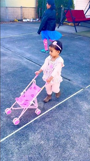 Heartwarming Big Sister Finds Baby Doll Stuck in Stroller Toy — You’ll Love What Happens Next 🌈