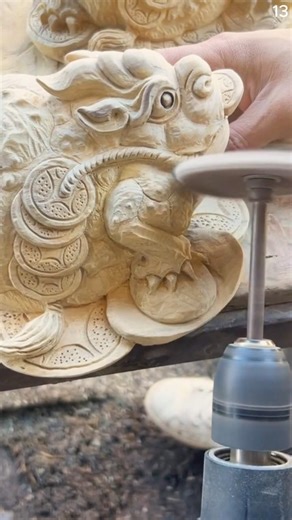 Alat canggih untuk membersihkan debu dari patung yang baru selesai di ukir #shorts