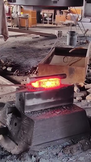 Crushing hammer flat pin forging process