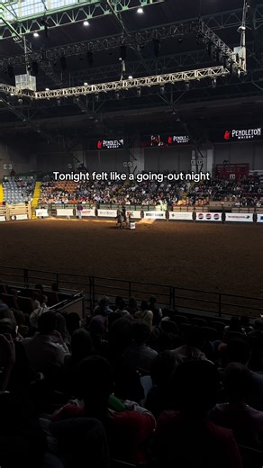 Tonight felt like a “we’re not staying home” type of night 🤠✨ #GoingOutEnergy #RodeoNights #CountryVibes #GirlsNightOut #WeekendMood