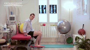 15K views · 108 reactions | Arthrose du Genou : Exercices Articulaires Vous pourrez pratiquer vous-mêmes des exercices pour soulager l'arthrose débutante du genou. Plus d'exercices sur : https://www.arthrolink.com/fr/videos-arthrose/auto-massages-exercices Ce film a été réalisé par les Laboratoires Expanscience, avec l'aide d'un kinésithérapeute. | Martha · l’actu de votre bien-être articulaire | Facebook