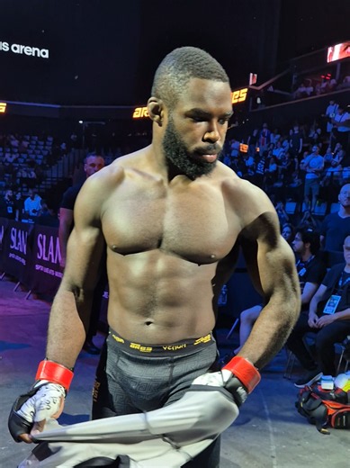 @jordanzebo fait son entrée pour sa deuxième défense de ceinture. 🏆 Le main event #ARES42 c'est maintenant ! 😤 #ARES42 Live sur canalplussport et ufcfightpass 📺