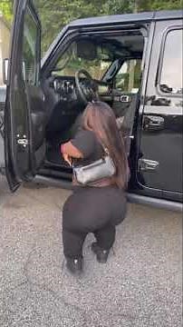 I’m trying to help my neighbor in her car 😭