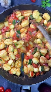 Gnocchi mit geschmolzenen Tomaten - ein leckeres schnelles Gnocchi Rezept für den Feierabend #gnocchi #einfacherezepte #schnelleküche #schnellerezepte | Fitaliancook