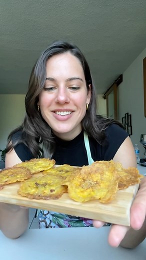 Sofia Vegas 🌟 floufit on Instagram: "Tostones saludable 🤤🤩 (horno y airfryer) Estoy impresionada con lo bien que salieron estos tostones 🤤 de verdad que tienen que probarlos!! Y esta vez les traigo receta de horno y airfryer. Ingredientes: 2 platanos 1 diente de ajo 1 cda aceite de oliva 1 cda mantequilla Sal Instrucciones: 1. Pela el platano y picalo en trozos de 1 inch 2. Hiervelos por 10 minutos para que ablanden 3. Mientras tanto en un envase pon el aceite de oliva, mantequilla, ajo y sa
