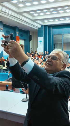 Dr. Memduh Büyükkılıç on Instagram: "Genç KAYMEK’imizin düzenlediği Faruk Nafiz Çamlıbel Şiir Okuma Yarışması’na yoğun ilgi gösteren, özgüvenleriyle sahne alan tüm gençlerimizi yürekten tebrik ediyorum. 👏 Bu önemli etkinlik ile hem gençlerimizi şiire teşvik ettik, hem de İncesu’da kaleme aldığı “Han Duvarları” ile Kayseri’de iz bırakan kıymetli şairimizi, böylesine anlamlı ve güzel bir etkinlikle yad etmiş olduk. 📖"