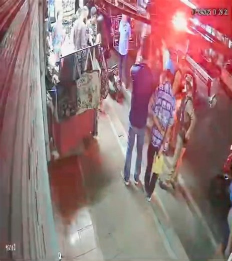 ชัดๆกับเหล่าสเเกมเมอร์สมุนไพร ในพื้นที่ท่องเที่ยวในจังหวัดชลบุรี . จากเหตุการณ์มีนักท่องเที่ยวชาวอินเดียถูกหลอกขายสมันไพร เเล้วพอรู้ตัวก็นวบผู้กระทำความผิดไว้ได้พร้อมทั้งเเจ้ง จนท.ตร. จับกุม ซึ่งหลังขึ้นโรงพักผู้ต้องสงสัยก็ให้ทางร้านคืนเงิน นทท.อินเดียท่านนี้เต็มจำนวน 35,000 บาท โดยผมได้เข้าช่วยเหลือเพื่อของเค้าอีกรายที่ถูกหลอกเช่นกัน จนได้รับเงินคืนอีก 3 ราย เเละรอการดำเนินการทางกฎหมายกับเหล่ามิจฉาชีพนี้ ที่มีคนอืนเดีย ปากีฯ อุซเบฯ ไทยเทา ทำร่วมกันเป็นขบวนการ ซึ่งเราลุยชนกันเต็มที่เเน่นอน . เเต