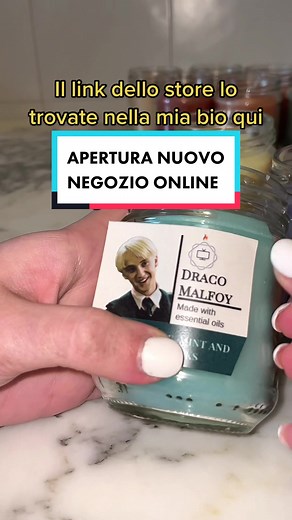 IL NUOVO NEGOZIO APRIRÀ UFFICIALMENTE A OGGI MEZZANOTTE. 01/02/2023 nuovo design, nuovo logo, nuove candele e nuovi progetti NON solo su Harry Potter. #harrypotter #harrypottercandle #candles #candele #homemade #dracomalfoy #slytherin #serpeverde #gryffindor #grifondoro #smallbusiness #smallbusinesscheck #restock #asmr #restockasmr #MaestriDelPov #ecommerce #negozioonline #storeonline #weasley #weasleytwins #hermionegranger #candlebusiness